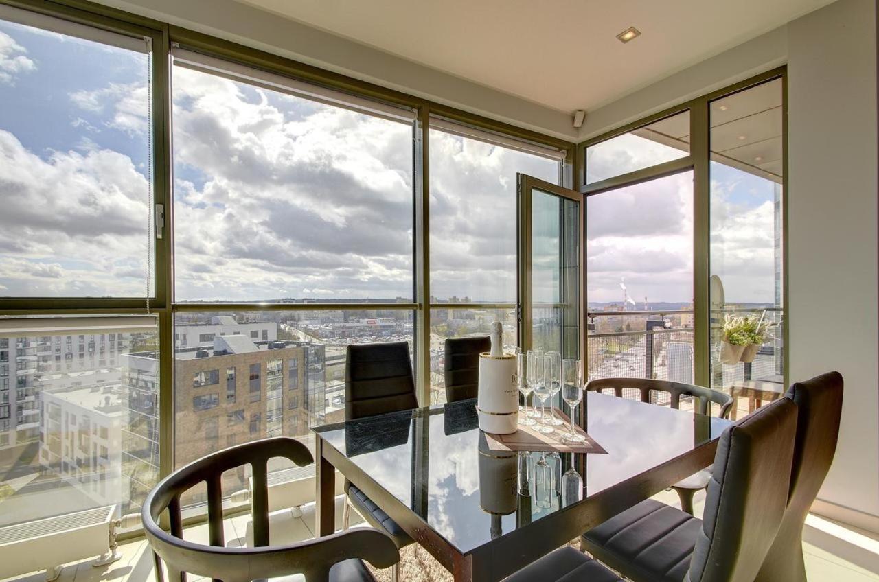 Helios Luxury Apartment In Vilnius Skyscraper Bagian luar foto