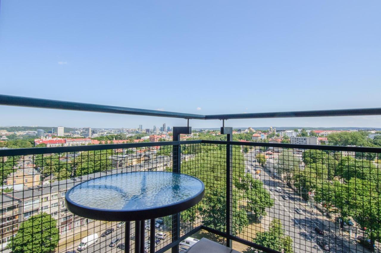 Helios Luxury Apartment In Vilnius Skyscraper Bagian luar foto