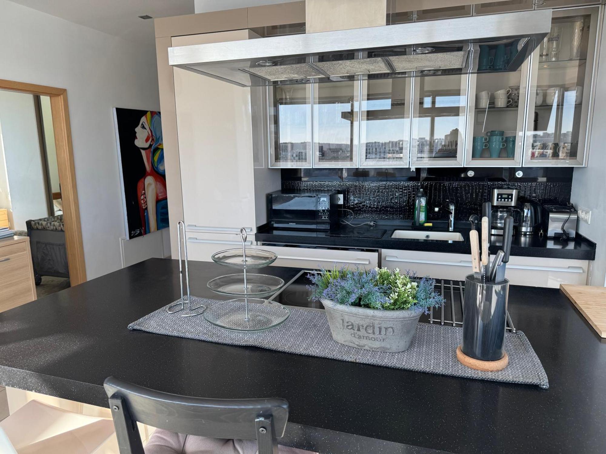 Helios Luxury Apartment In Vilnius Skyscraper Bagian luar foto